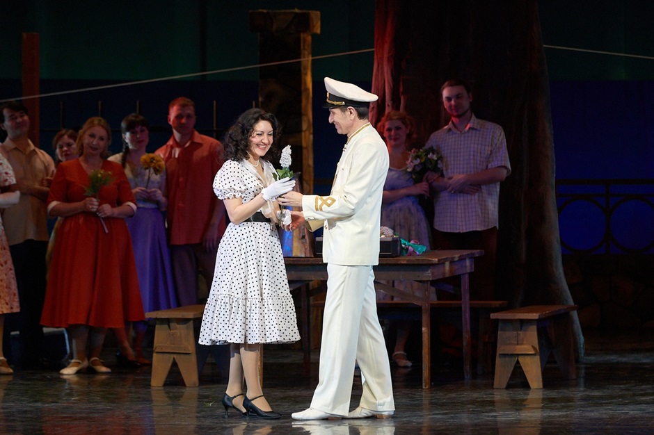 Сцена из спектакля «Белая акация». Фото с сайта vk.com/irkutskmusicaltheater, автор — Евгений Пономарев