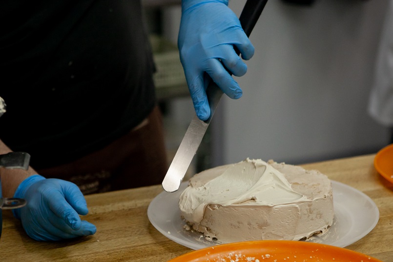 За тем, как замешивают крем, стряпают безе и собирают торты, можно наблюдать бесконечно…