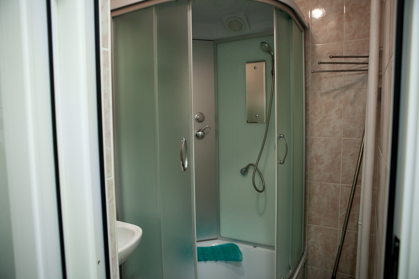 Комната с душевой кабиной