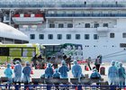 Первые пассажиры покидают лайнер Diamond Princess. Фото EPA-EFE, JIJI PRESS