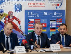 Илья Резник, ио министра спорта Иркутской области, Владимир Матиенко, президент Федерации хоккея с мячом Иркутской области и Виталий Барышников, заместитель мэра — председатель комитета по социальной политике и культуре администрации Иркутска