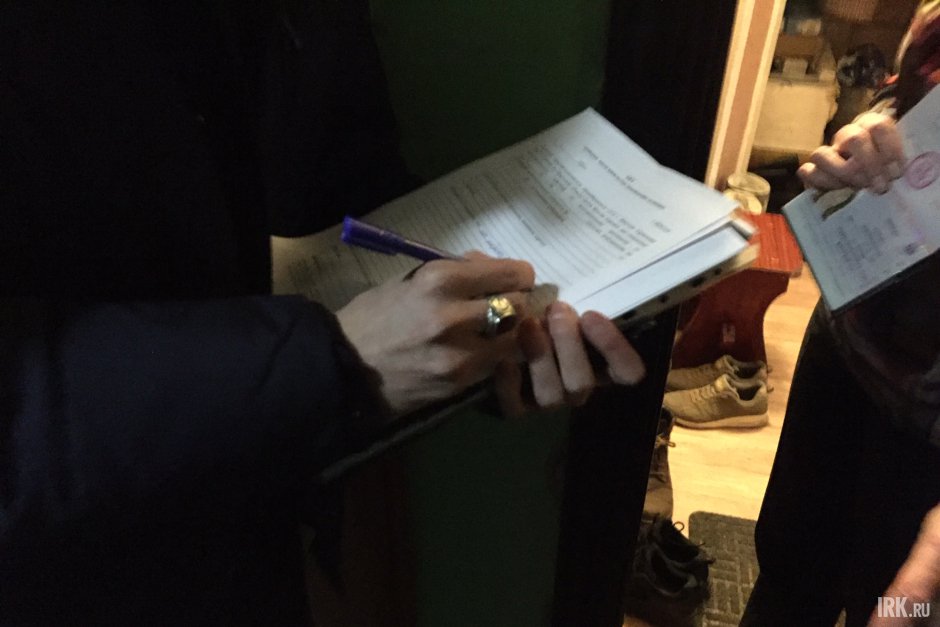 Пристав проверил документы жильцов
