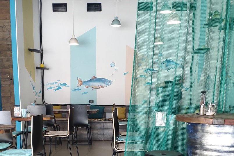 Здесь лучше. Уборщице, кажется, не очень понравились наши метания. Простите, мы не специально!