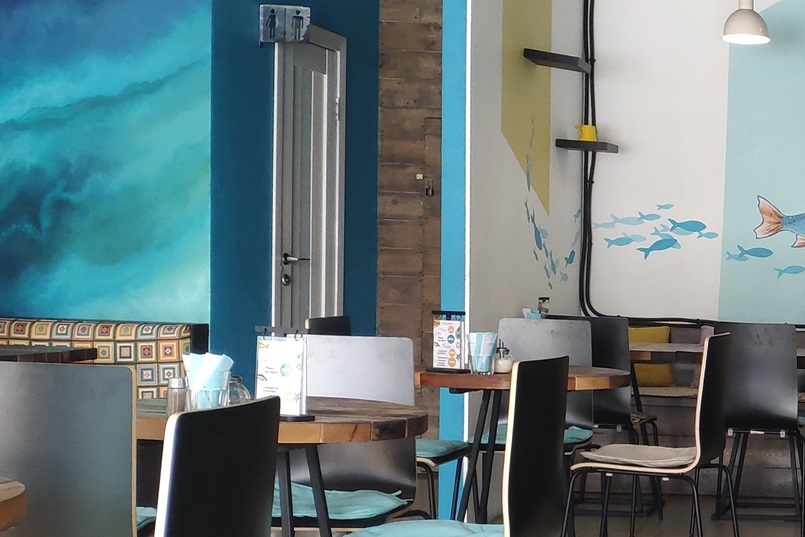 Чехлы на стульях основательно потрепались