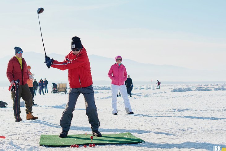 Соревнования по ледовому гольфу на Байкале. Фото Маргариты Романовой, IRK.ru