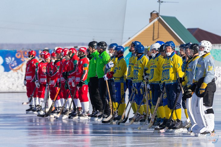 Хоккеисты Венгрии и Украины. Фото пресс-службы чемпионата мира по хоккею с мячом 2020