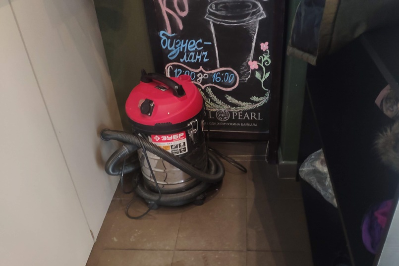 Пылесос выставлен прямо на обозрение гостей, у гардероба