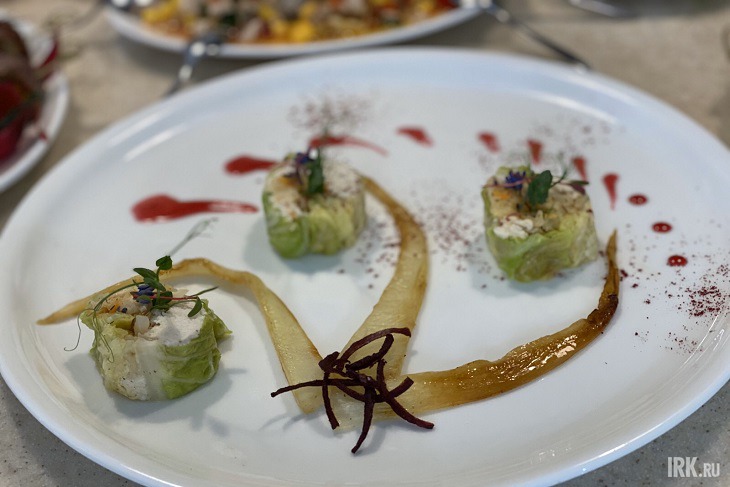 Рулетики из пекинской капусты, арктического омуля, папоротника и кедровых орешков