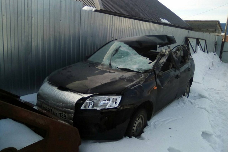 Автомобиль Lada Granta после аварии. Фото пресс-службы ГУ МВД России по Иркутской области