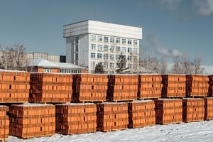 Сегодня в ассортименте завода — пустотелый, полнотелый и фасонный кирпич разной цветовой гаммы, а также керамический камень (блок)