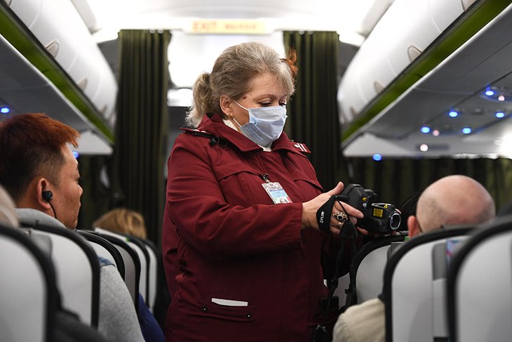 Проверка пассажиров на борту самолета. Фото пресс-службы правительства Иркутской области