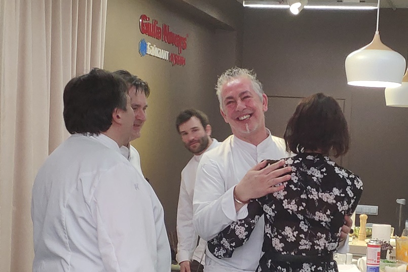 Повара поздравляют участников мероприятия