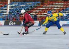 Хоккеисты Украины и Латвии. Фото пресс-службы чимпионата мира по хоккею с мячом 2020