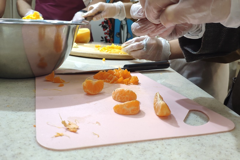 Гости с удовольствием погружались в процесс готовки…