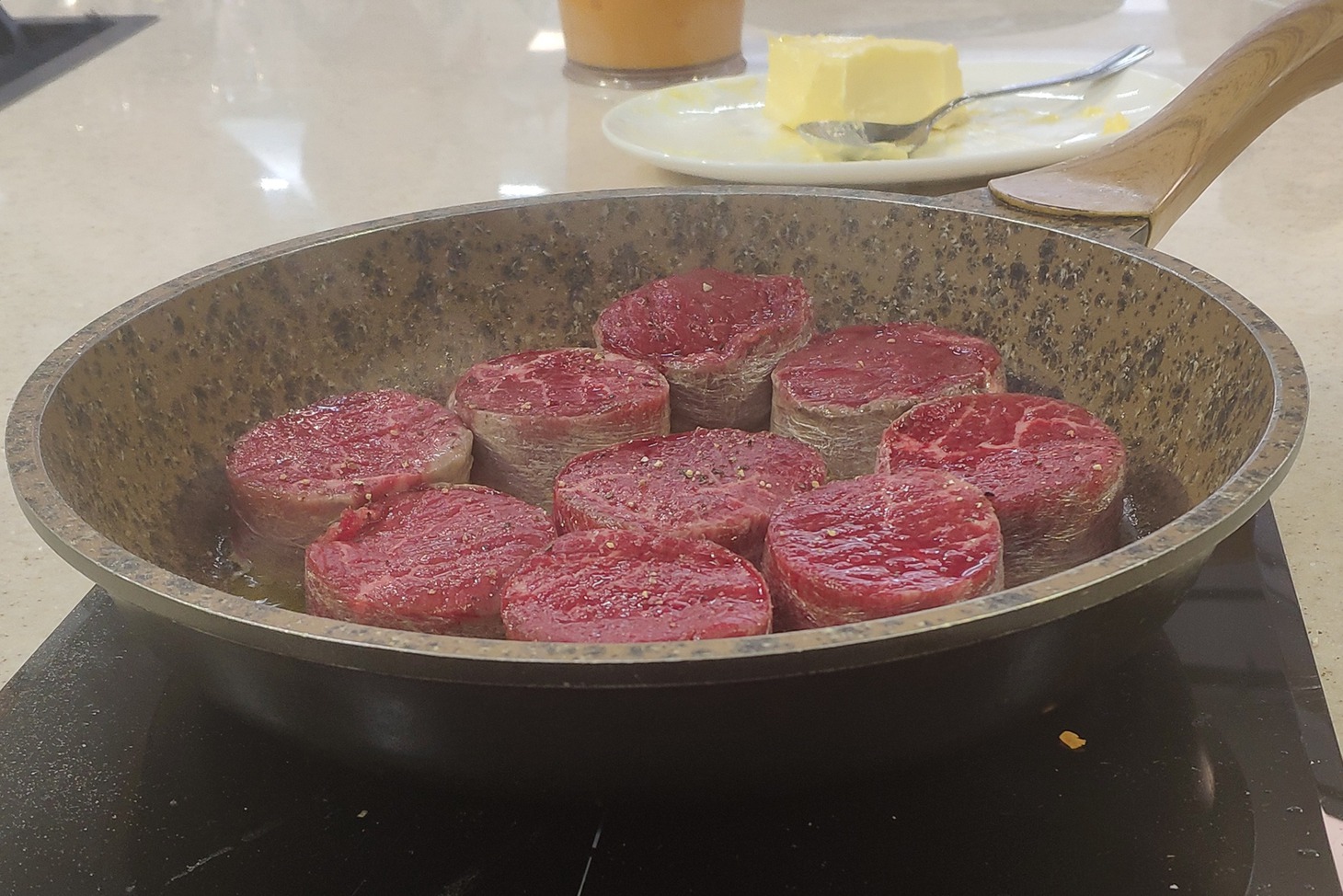 Оказывается, мясо можно жарить прямо в пищевой пленке, чтобы кусок не потерял форму