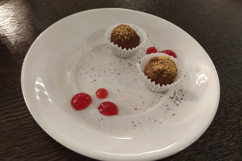 Ужин начался с комплимента от заведения – бокальчика красного и пары конфеток ручной работы