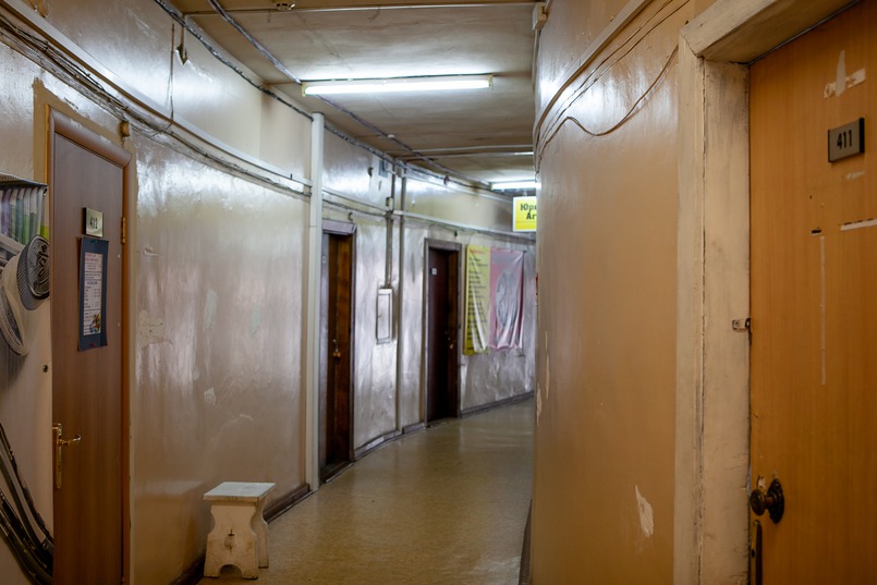Коридоры в здании были покрыты слоями масляной краской. Стены оштукатурены, полы покрыты линолеумом, который при горении тоже выделял токсические вещества