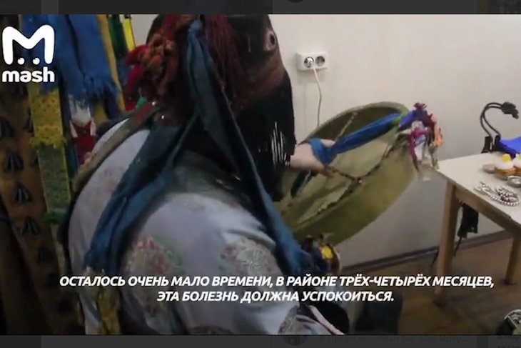 В Бурятии шаманы провели обряд изгнания коронавируса из России. Изображение с видео Mash
