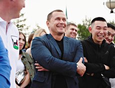 Главное, уметь смеяться над собой. Фотография сделана во время КВН - тогда команда пошутила над мэром. Дмитрий Викторович шутку оценил и рассмеялся