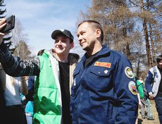 Дмитрий Викторович всегда с удовольствием фотографируется и общается с молодежью