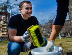 Каждый год Дмитрий Викторович принимает участие в общегородских субботниках. Фотография сделана в 2015 году во время побелки деревьев на Площади Декабристов