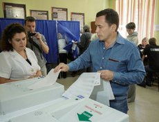 Эта фотография сделана в 2016 году, во время выборов депутатов Госдумы. Дмитрий Бердников проголосовал на избирательном участке в школе №39