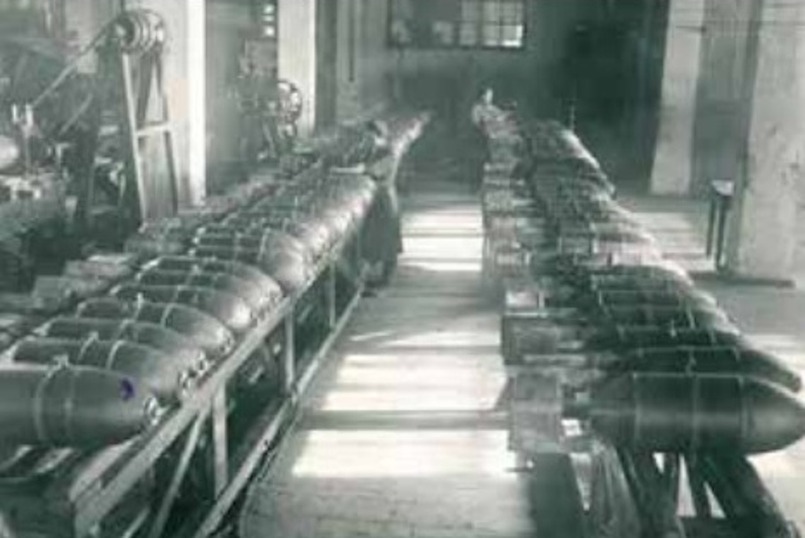100-килограммовые авиационные бомбы, выпускаемые на Иркутском заводе тяжелого машиностроения. Фото времен Великой Отечественной войны