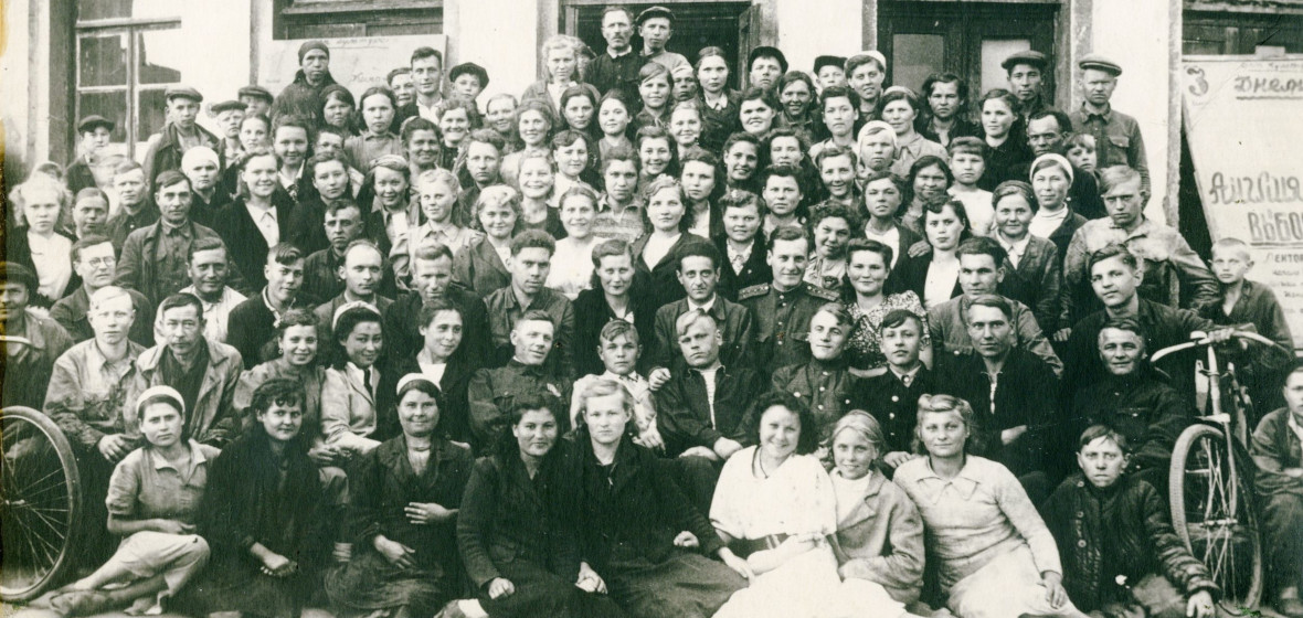 Коллектив цеха №100 завода №39 имени Сталина. Фото из архива музея ИАЗ