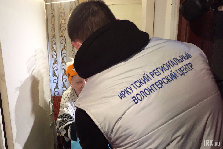 Волонтеры ОНФ передали нуждающимся пенсионерам бесплатные наборы продуктов. Фото Анастасии Марковой, IRK.ru