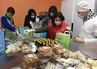 Добровольцы привезли людям сыр, вареники, печенье, молоко, хлеб, мёд, масло. Фото Анастасии Марковой, IRK.ru
