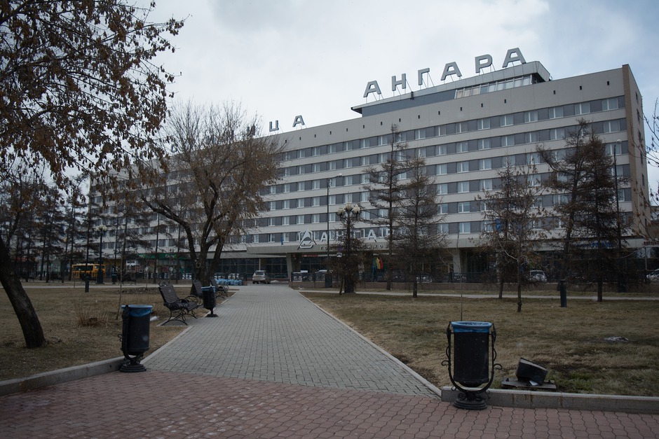 В сквере Кирова также пусто. Нет ни прогуливающихся горожан, ни студентов, ни туристов.