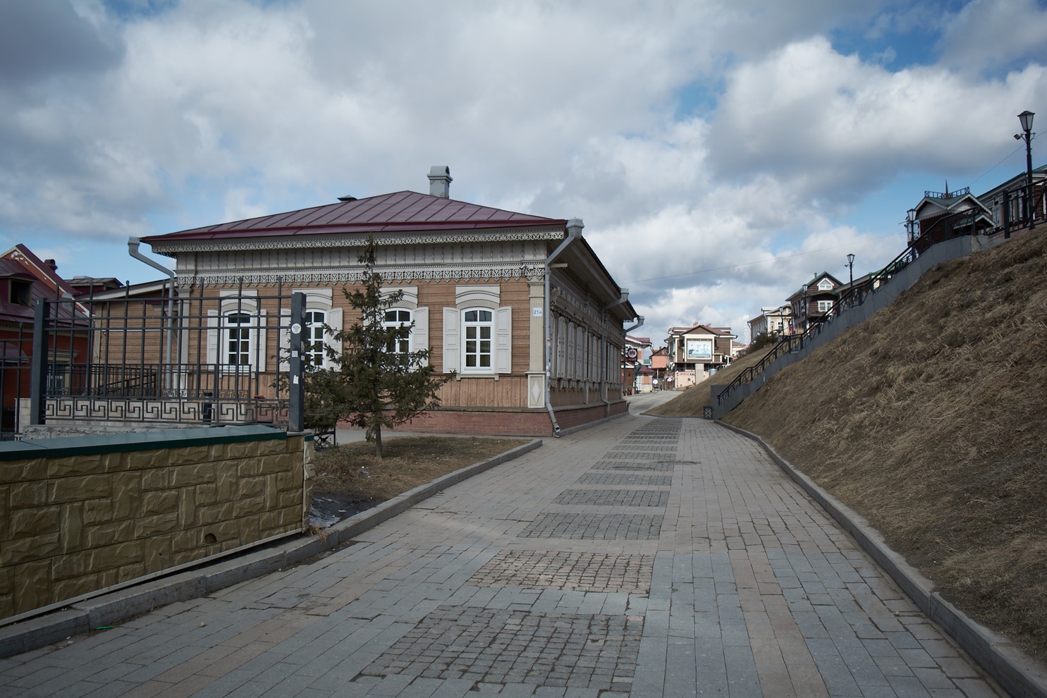 Обычно эта улица полна людьми даже ночью.