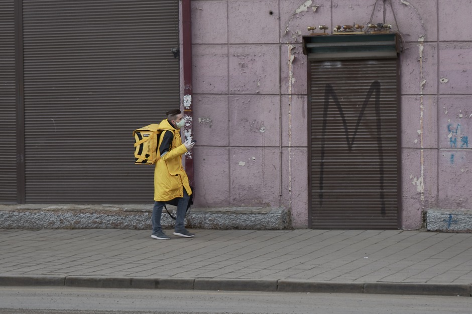 В городе работают доставки еды.