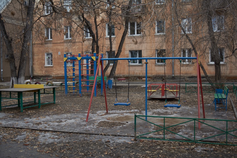 Несмотря на выходной, детей на улицах не видно.