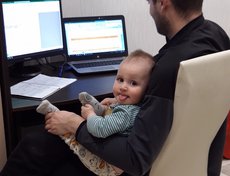 Алексей прекрасно совмещает отцовство и работу