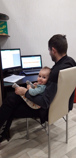 Алексей прекрасно совмещает отцовство и работу