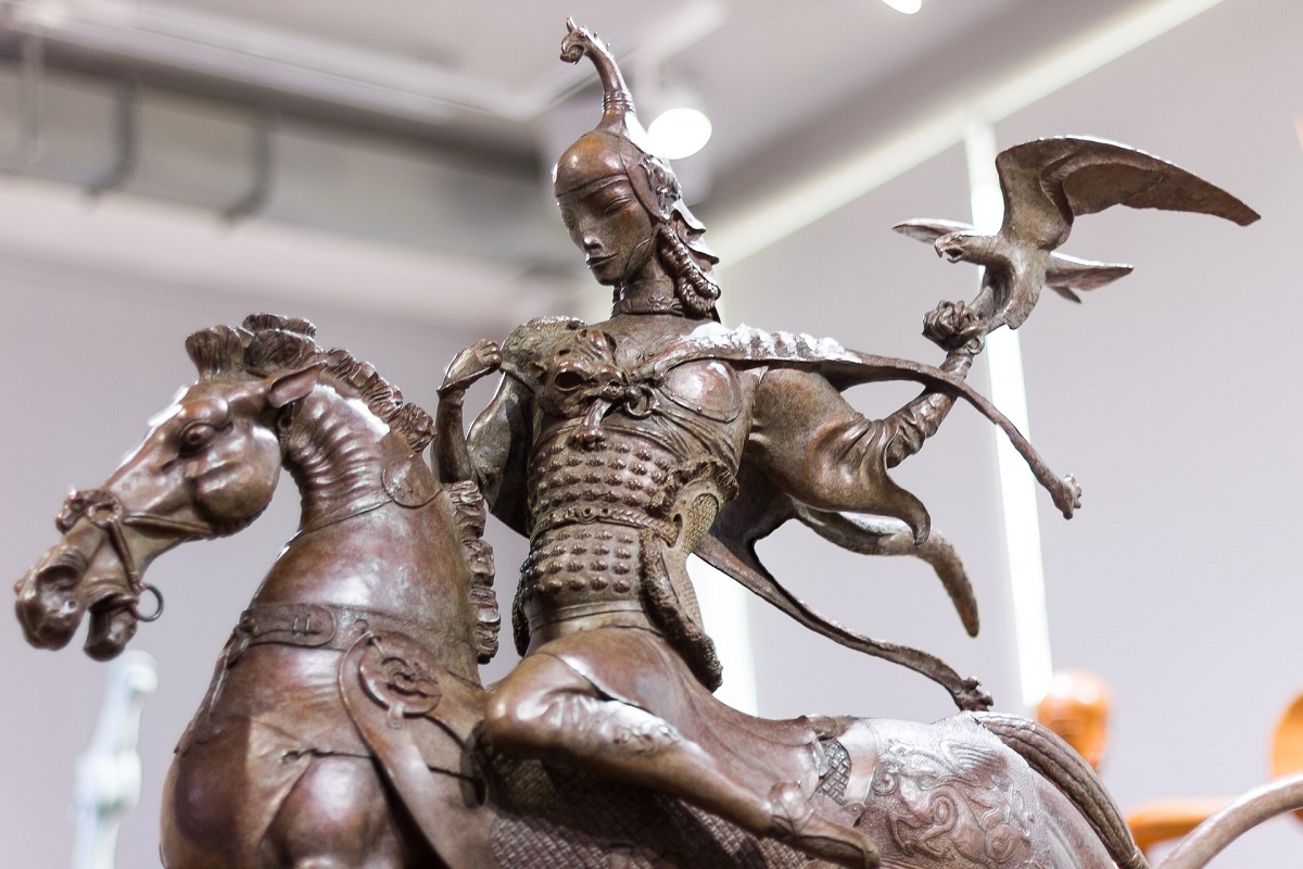 На охоте всадников сопровождают грациозные барсы и зоркий сокол, который выслеживает добычу.