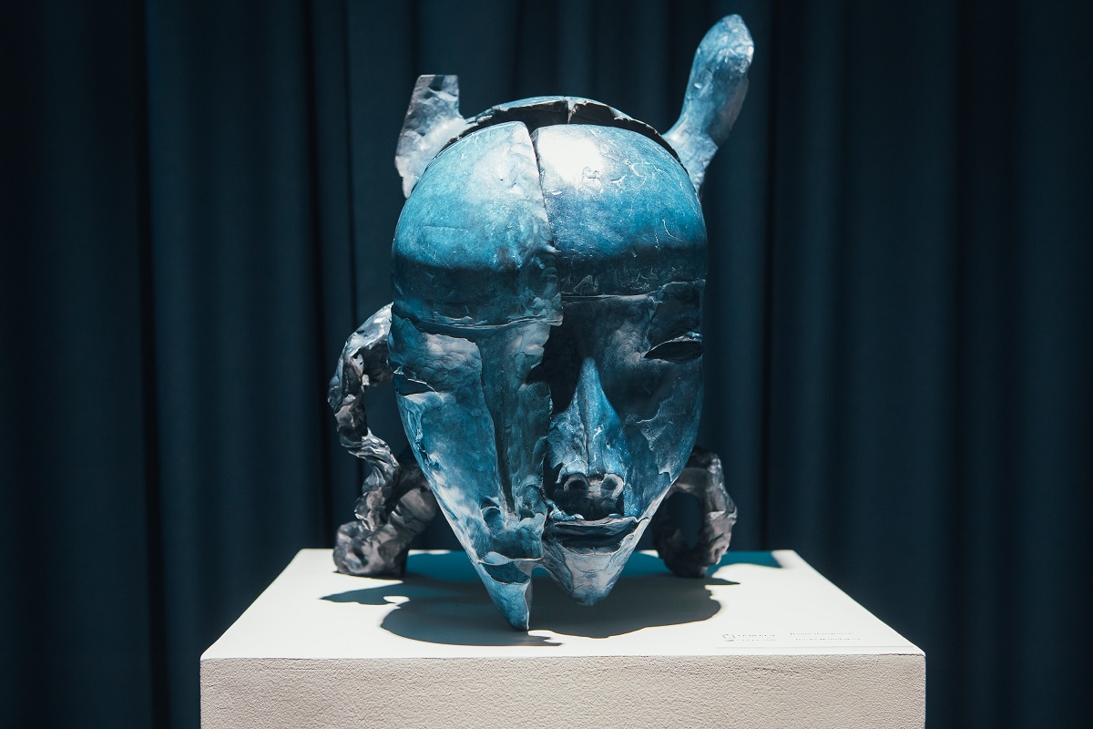 Скульптура «Начало» пополнила коллекцию галереи в феврале 2020 года. Под расколотой маской скрывается лицо прекрасной девушки-амазонки.