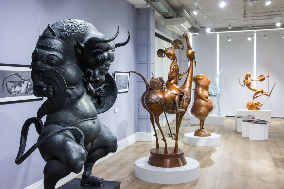В Галерее Виктора Бронштейна находится единственная в мире постоянная экспозиция с работами Даши. Здесь представлены его бронзовые скульптуры и авторские куклы, созданные семьей мастера. В экспозицию вошло 11 скульптур и семь кукол.