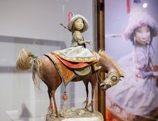 Юная всадница с детства ловко управляет конем. Этот образ, заимствованный из жизни кочевников, — один из самых любимых для Даши.