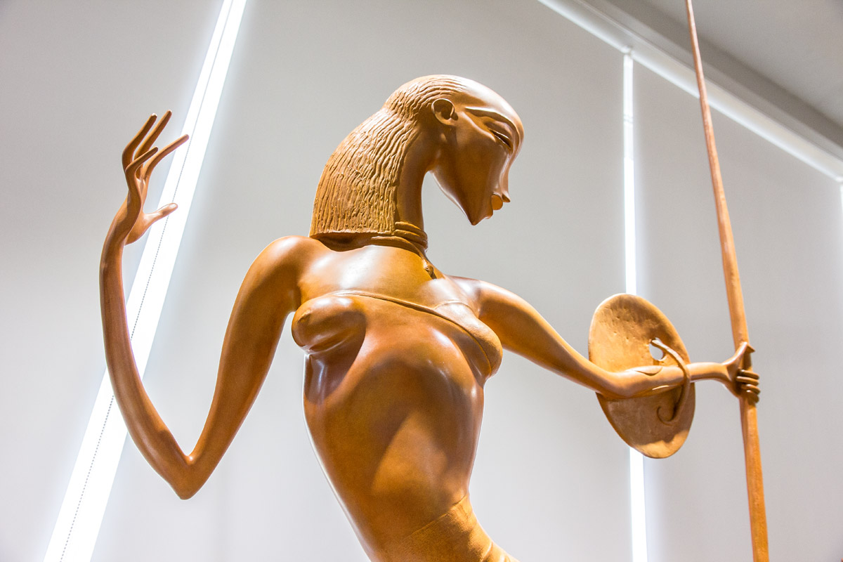 Зритель видит амазонку во время прыжка. Она выпустила стрелу, которая, несомненно, попадет в цель.