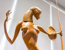 Зритель видит амазонку во время прыжка. Она выпустила стрелу, которая, несомненно, попадет в цель.