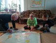 С дедом ребятишки занимаются обновлением больших географических карт.  Дочь, которой скоро 13 лет, скачала приложение, и они с подружками общаются онлайн, будто находятся в одной квартире". Фото Натальи И.