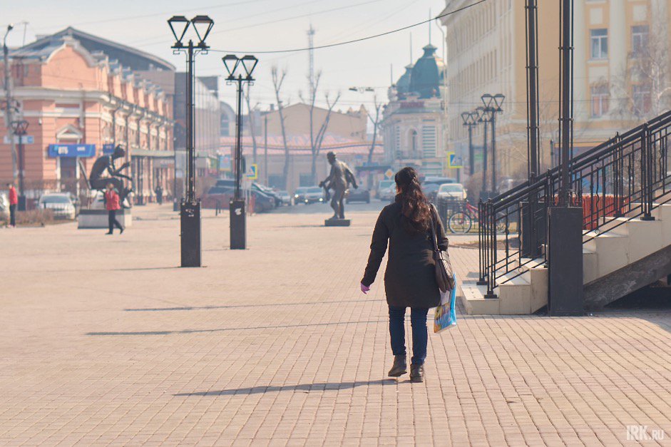 Возле цирка никого, лишь изредка пробегают люди