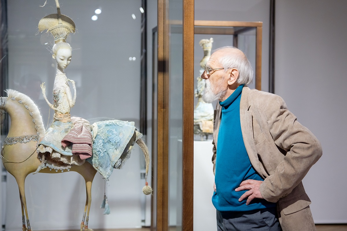 В галерее представлены авторские куклы, созданные семьей Намдакова по его эскизам. Каждый отвечает за свою часть работы: одна сестра за – кружево, другая – за причёску, третья – за роспись. Старший брат создает деревянные подставки и каркасы.