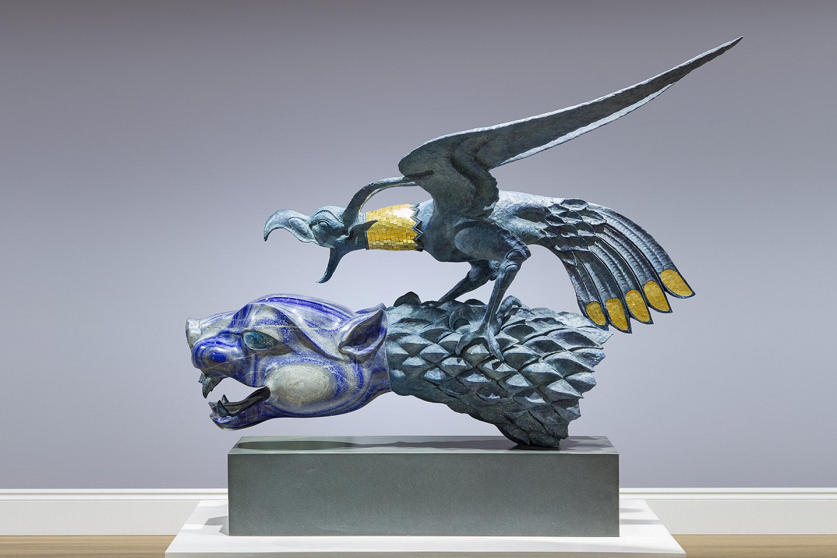 Скульптура «Птица и тигр» выполнена из бронзы и лазурита, привезенного из Афганистана. Работа существует в единственном авторском экземпляре: найти глыбу лазурита с точно таким же рисунком камня невозможно.