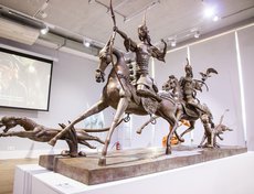 «Царская охота» — уменьшенный вариант скульптурного ансамбля, расположенного в Кызыле, столице республики Тыва.