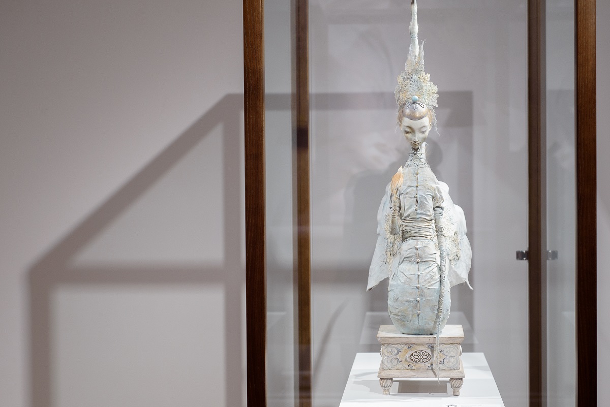 «Девушка-лебедь» — фантастическое существо, вдохновленное древними мифами и легендами. Для бурятского рода хори, к которому принадлежит сам Даши, лебедь — священная птица.