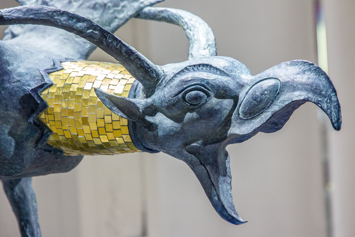 Синий оттенок патины — отсылка к древней монгольской культуре, где этот цвет символизирует вечное небо и жизнь.