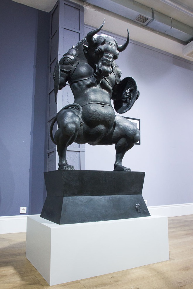 Скульптура «Мистерия» — отсылка к Минотавру, герою древнегреческих мифов. В отличие от своего прототипа, персонаж Даши Намдакова не внушает страх. Скорее, он защитник и страж.